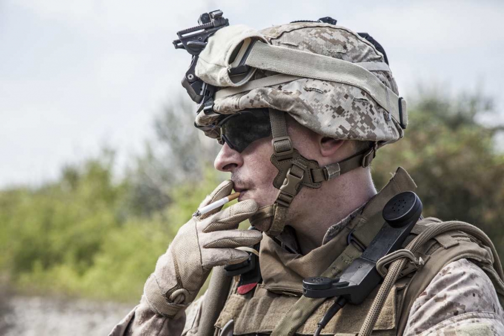 美国海军陆战队员抽着香烟的形象