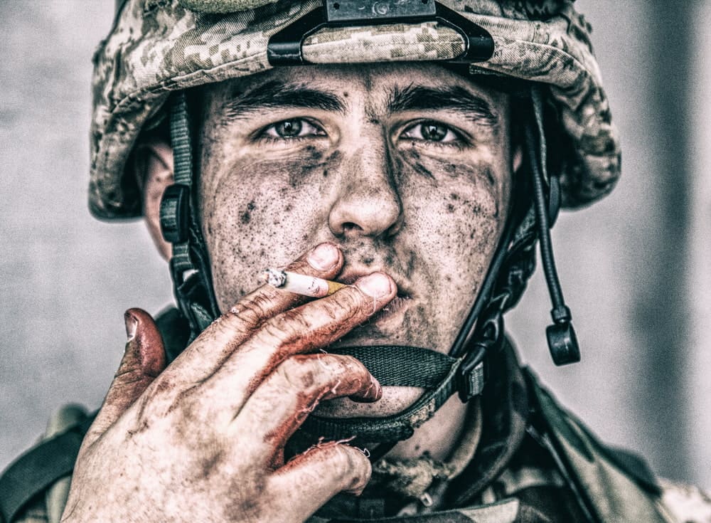 脏脸拿着香烟的美国海军陆战队