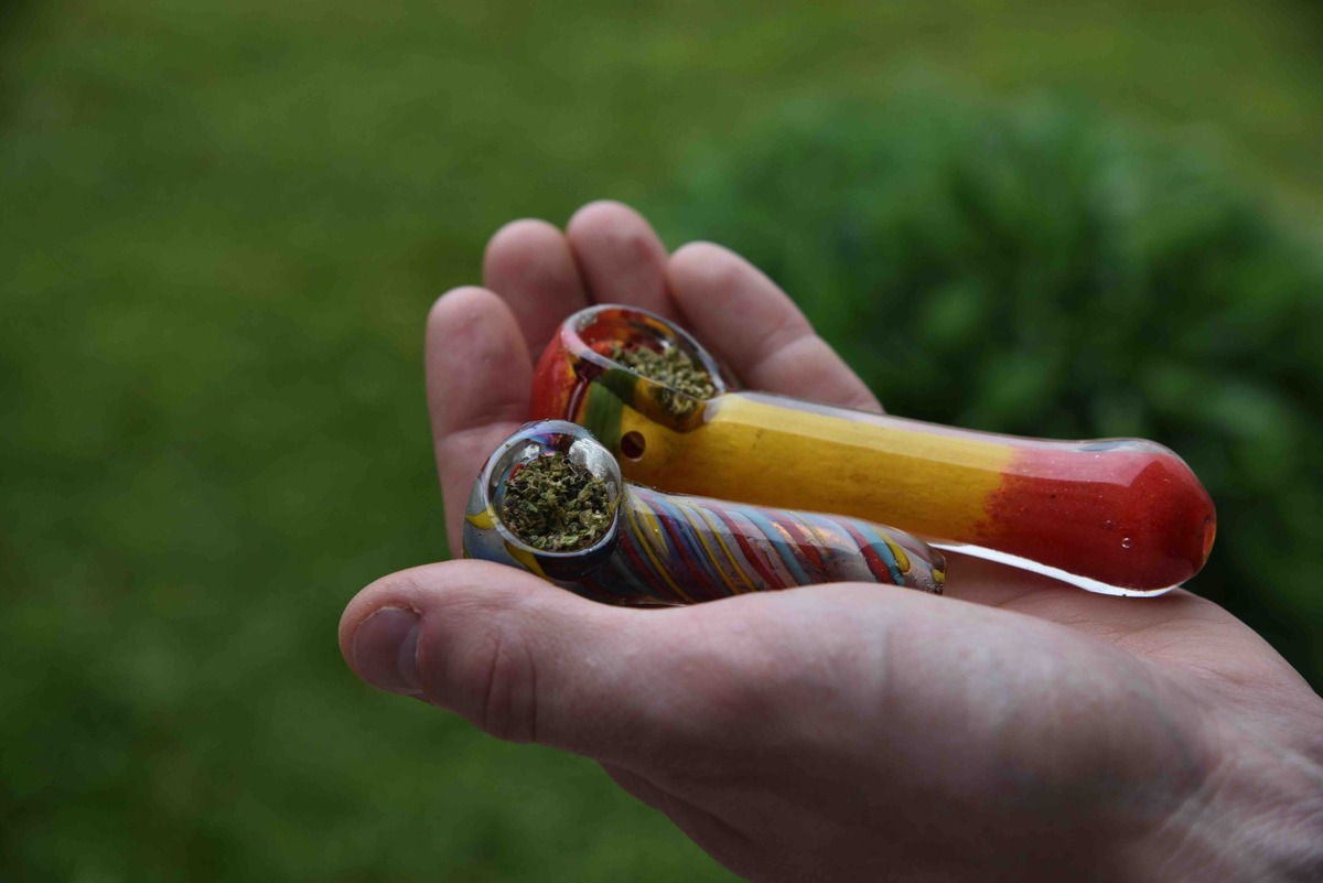 arijuana在两个彩色的玻璃管