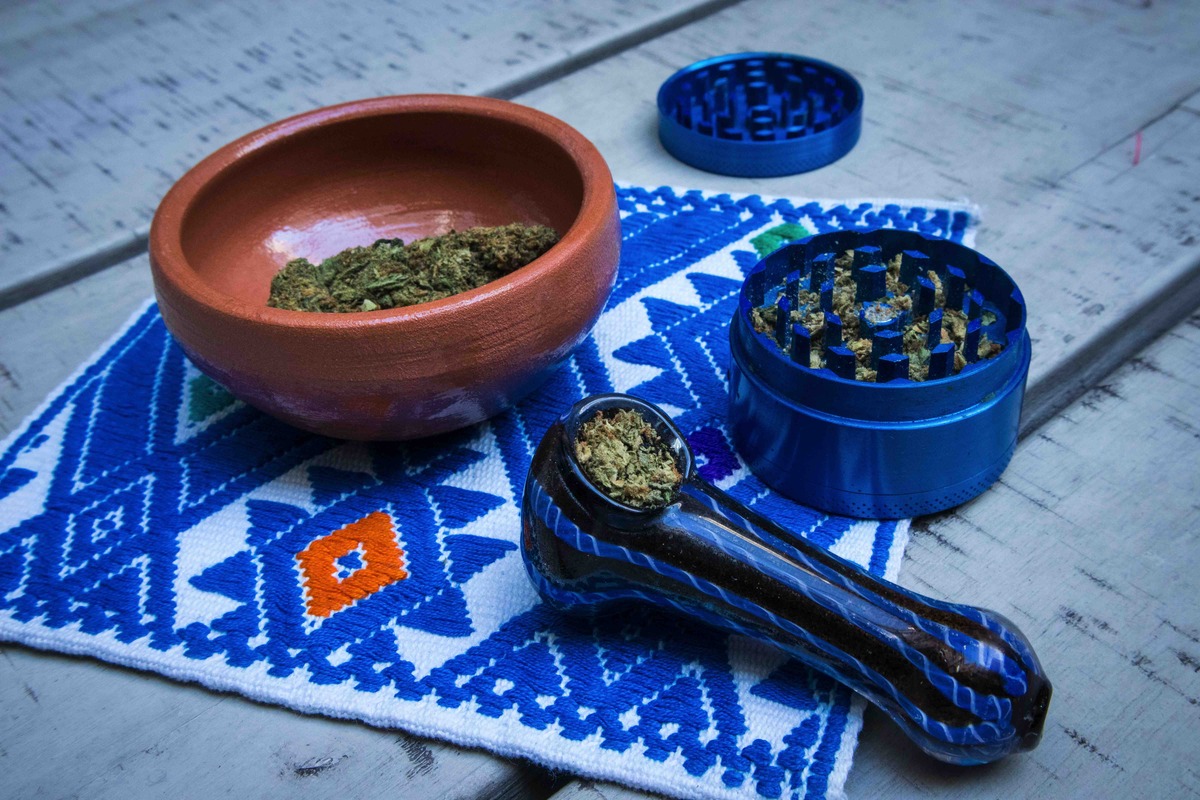 大麻在蓝色管道和棕色粘土碗